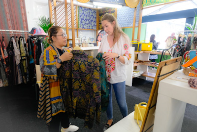 Batik Berkah Binaan PLN dari Jambi Tampil di Tong Tong Fair 2022 Den Haag,&nbsp;Belanda