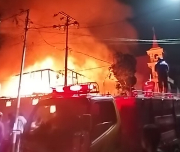 Foto: Kebakaran Hebat Terjadi di Kamasi, Petugas Damkar Tomohon-Minahasa Bahu-membahu Padamkan sijago&nbsp;merah