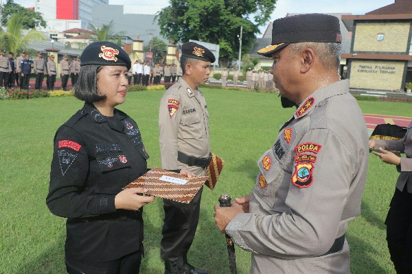 Beri Penghargaan kepada 17 Personel, Ini Harapan Kapolda&nbsp;Sulut