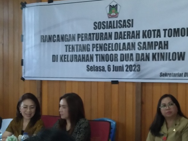 Bersama Warga Kelurahan Tinoor Dua Dan Kelurahan Kinilow, Jenny Sompotan Sosialisasikan Ranperda Pengolahan&nbsp;Sampah