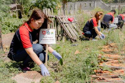 Hari Sungai Nasional, Alfamidi Bersih-Bersih Sungai dan Tanam 750 Pohon di Desa Kema,&nbsp;Minut