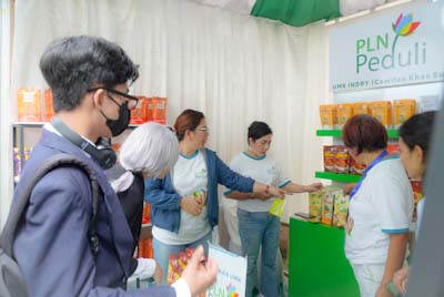 Laris Manis! Produk UMKM Binaan PLN Diborong Para Pengunjung Puncak Gernas BBI-BBWI Sulawesi&nbsp;Tengah