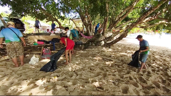 HUT RI ke-78: PLN UP3 Kotamobagu Bersih-bersih Pantai Pasir Putih Labuan&nbsp;Uki