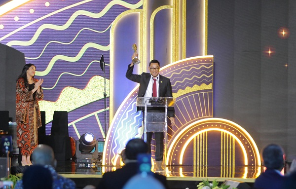 PLN Raih Penghargaan Sebagai Perusahaan Terdepan Wujudkan Transisi&nbsp;Energi