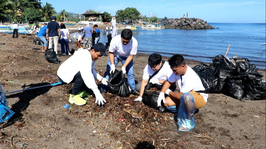Jaga Kelestarian Lingkungan, Milenial PLN Bersih-bersih Pantai Los&nbsp;Malalayang