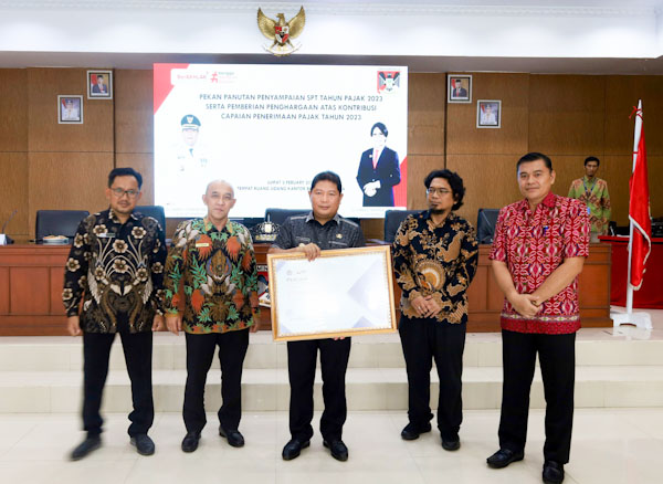 Bupati Kumendong Terima Penghargaan atas Kontribusi Capaian Penerimaan Pajak Tahun&nbsp;2023