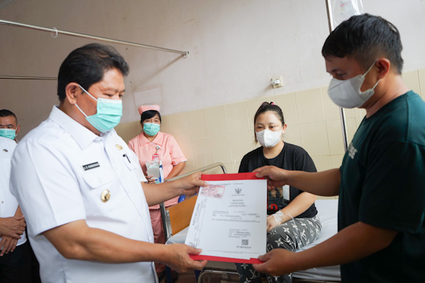 Program Mapatik Se Tou, Bupati Kumendong Serahkan Tiga Dokumen Kependudukan Kepada Warga&nbsp;Bersalin