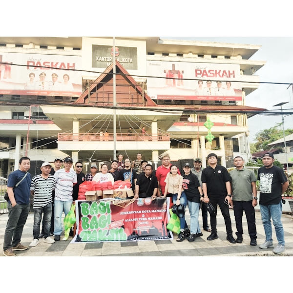 Para Jurnalis APM Bagi Takjil Ke Pengguna Jalan di Area Depan Kantor Wali Kota&nbsp;Manado