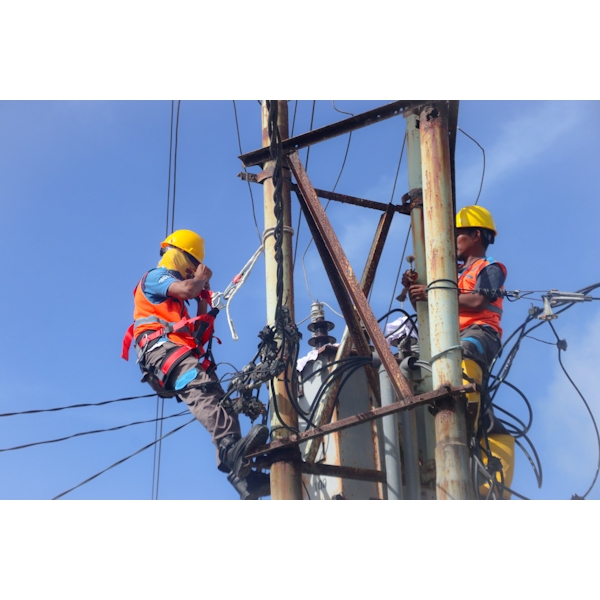 Tim Respon Cepat PLN Berhasil Normalkan Mayoritas Suplai Listrik Tagulandang Pasca Erupsi Gunung&nbsp;Ruang