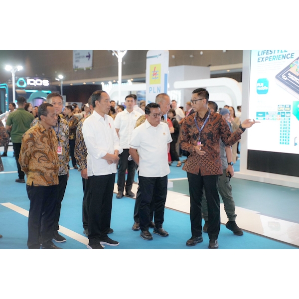 Dikunjungi Presiden Jokowi, Dirut PLN Paparkan Kesiapan Ekosistem Kendaraan Listrik di Booth PLN di PEVS&nbsp;2024