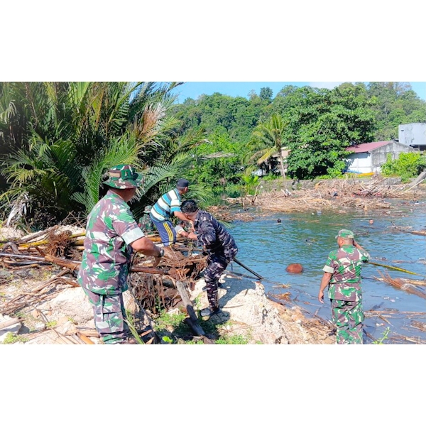 Personil Koramil 1310-03 Gelar Karya Bakti, Bersih-Bersih Sungai di&nbsp;Minut