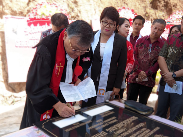 Ketua BPMS GMIM Pendeta Hein Arina Tahbiskan Gedung Gereja Jemaat Senggighilang&nbsp;Bailang