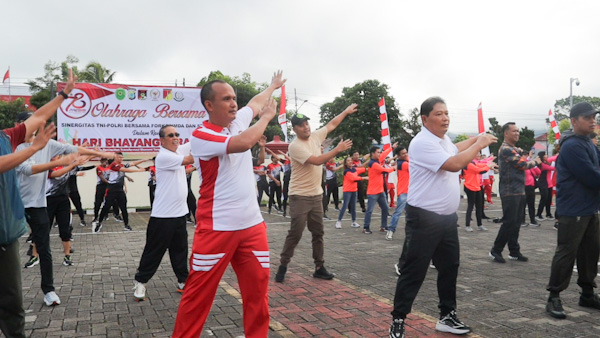 Bersama Bupati Kumendong dan Forkopimda Minahasa, Kapolres Sophian Gelar Olahraga Bersama Sambut HUT&nbsp;Bhayangkara