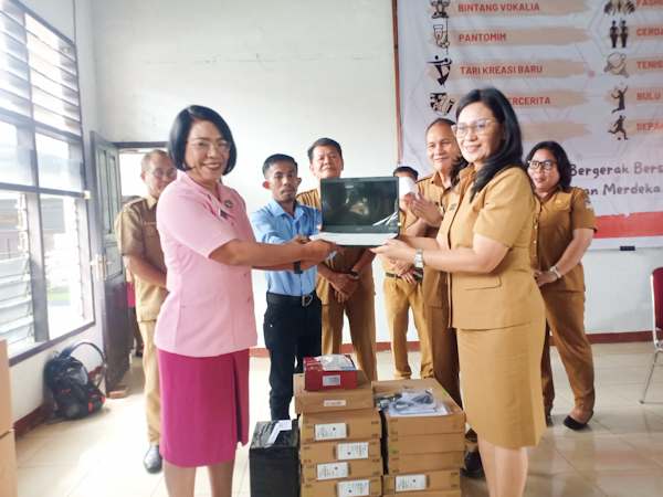 Sekda Watania Serahkan Bantuan  Laptop, Chromebook dan APE dalam Kepada Sekolah TK dan&nbsp;SD