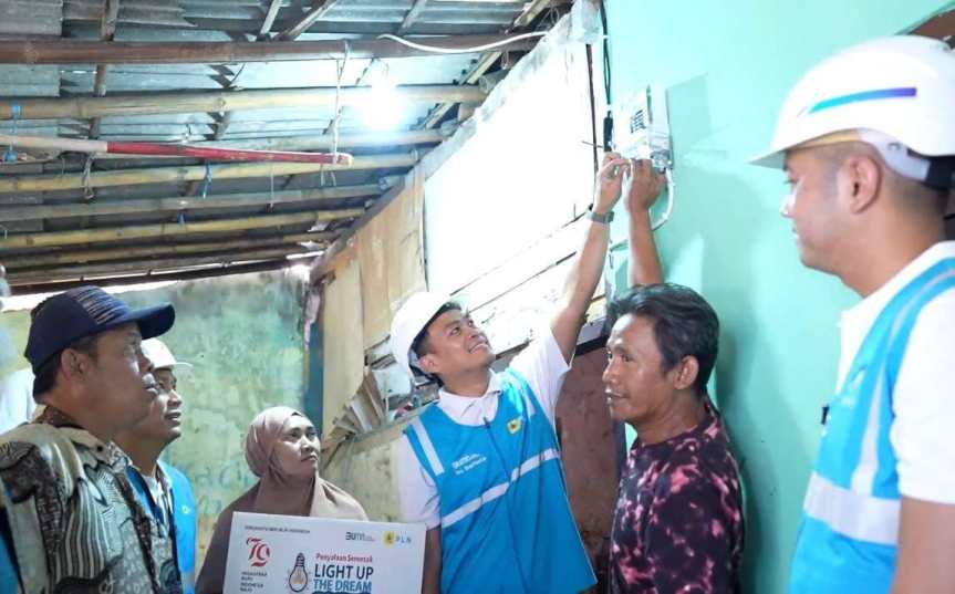 Rayakan HUT RI Ke-79, Donasi Pegawai PLN Nyalakan 7.357 Listrik Gratis bagi Keluarga Kurang&nbsp;Mampu