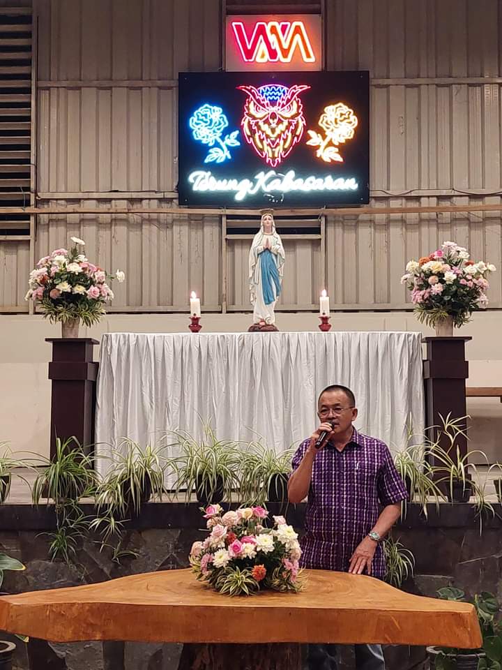 Wenny Lumentut Bersama Keluarga Mengikuti Ibadah&nbsp;Rosario