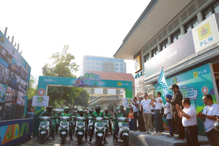 Peringati Hari Listrik Nasional Ke-79, PLN Kembali Pecahkan Rekor MURI Konvoi 2.200 Motor Listrik&nbsp;Terbanyak