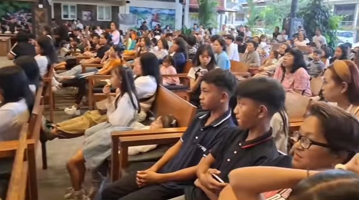 Wenny Michael Berbagi Berkat Bersama Ratusan Orang Kembar Se- Kota&nbsp;Tomohon