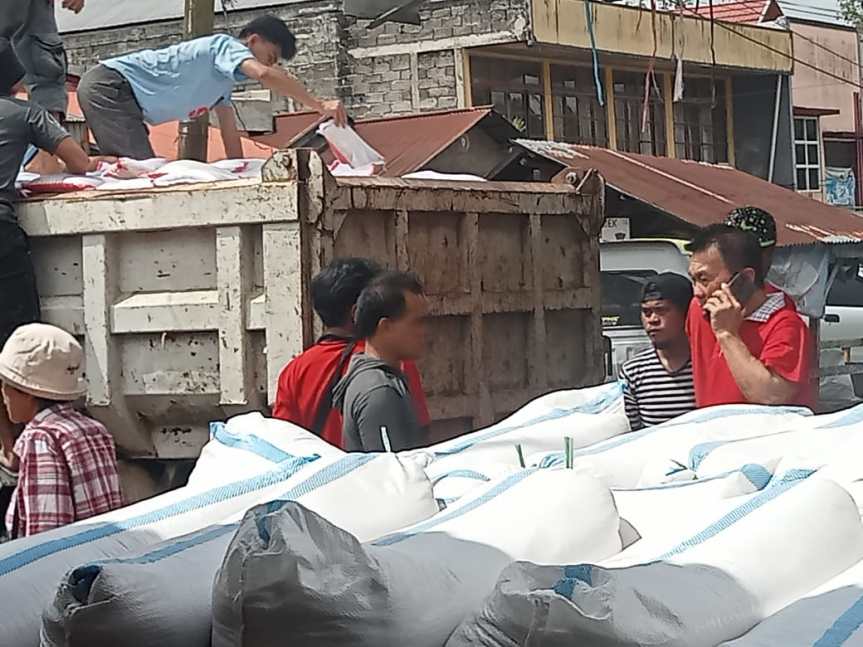 Diduga Penyaluran Beras Dinsos Kota Tomohon Hanya di Bagikan ke Pendukung&nbsp; Paslon&nbsp;Tertentu