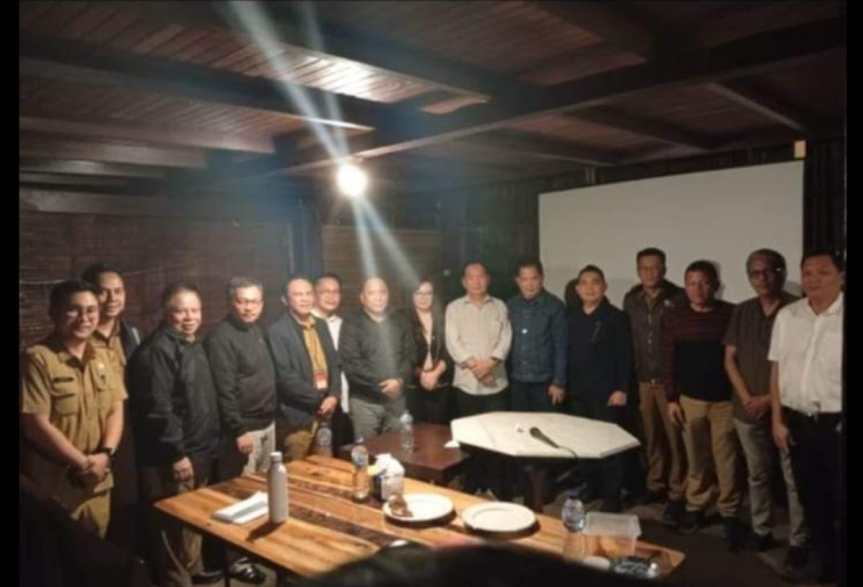 Beredar Foto Sejumlah Pejabat Berpose Bersama Salah Satu Paslon. Netralitas di&nbsp;Pertanyakan