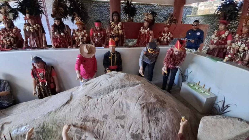 Bupati Tendean Ikuti Upacara Adat Wangunen Leo Umbanua Wangko Minahasa di Watu&nbsp;Pinawetengan