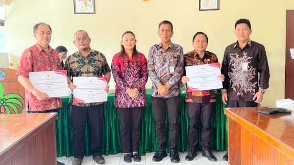 Disdukcapil Manado Raih Dua Penghargaan Evaluasi Capaian Kinerja Pelayanan Kependudukan Se-Sulawesi&nbsp;Utara