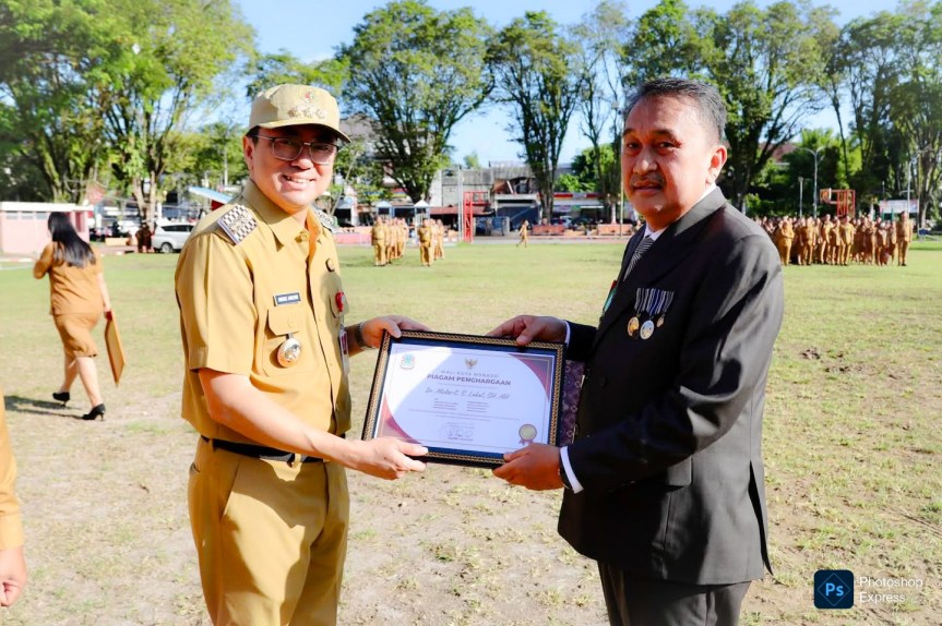 Serahkan SK Pensiun ke Sekkot Micler Lakat, Wali Kota Andrei Angouw : Terimakasih Telah Memberikan Contoh Yang&nbsp;Baik