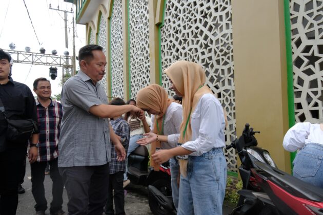 Momen Lebaran Ketupat 1446H, Wawali Richard Sualang Door to Door Silahturahmi Dengan Warga di&nbsp;Tuminting