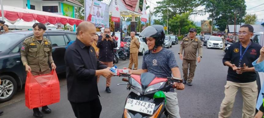 Jelang Buka Puasa, Ketua DPRD, Wabup, dan Kajari Minahasa Bagikan Takjil ke&nbsp;Pengendara