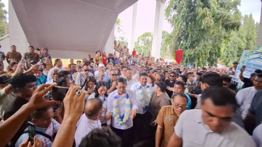 Meriah! Walikota Honandar dan Wakil Walikota Maringka di Sambut Antusias Warga dan Jajaran Pemkot&nbsp;Bitung