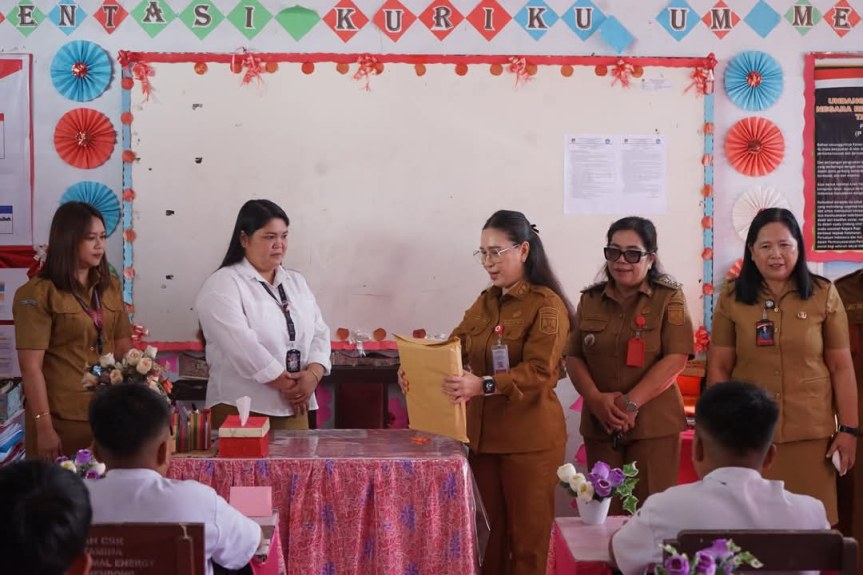 Wabup Minahasa Vanda Sarundajang Pantau Ujian Sumatif Akhir Jenjang di SD Negeri 1&nbsp;Kawangkoan