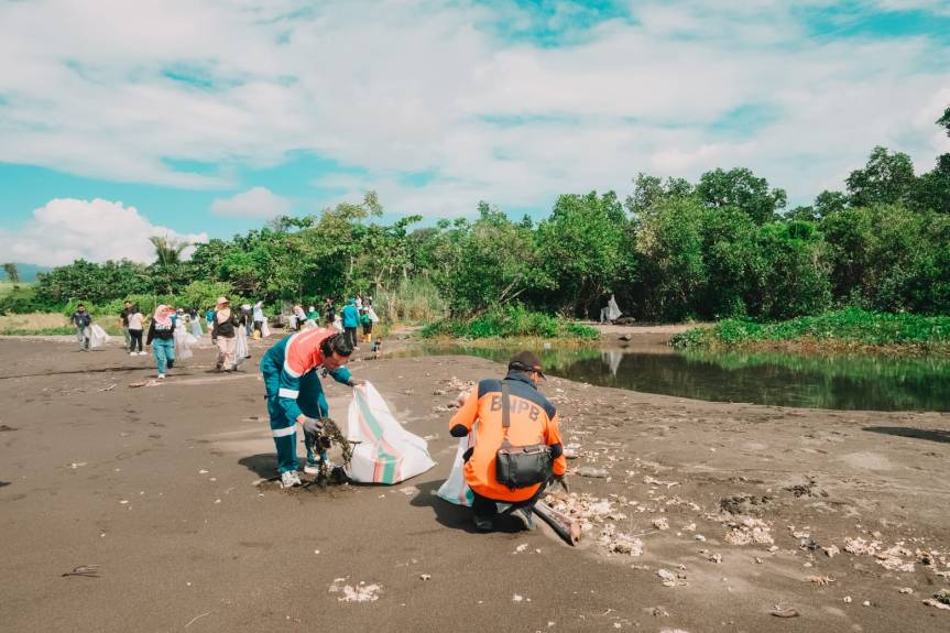 Pertamina Patra Niaga IT Bitung Gaungkan Semangat Pelestarian Lingkungan yang Inklusif, Gelar Bersih Pantai dan Tanam&nbsp;Mangrove