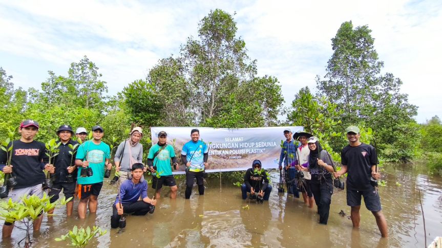 500 Bibit untuk Bumi: PLN dan Komunitas Tanam Mangrove di Morowali Utara Peringati Hari Lingkungan&nbsp;Hidup