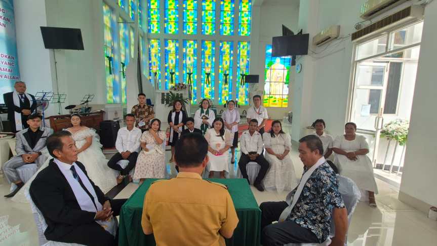 Program Nikah Massal Pemkot Manado, Resmikan Status 5 Pasangan Anggota Jemaat GMIM Imanuel&nbsp;Bahu