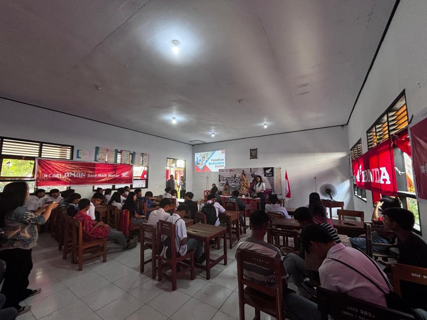 Peduli Dunia Pendidikan, DAW Serahkan Bantuan untuk Siswa SMK N 1&nbsp;Touluaan