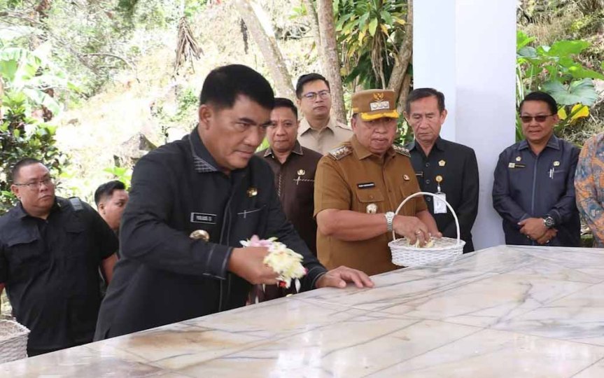 HUT ke-61 Sulut, Bupati RD Dampingi Gubernur Ziarah di Makam Pahlawan Dr. Sam&nbsp;Ratulangi