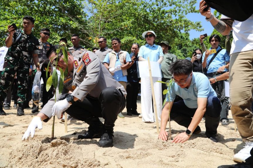 Dihadiri Gubernur Yulius Selvanus, Wali Kota Andrei Angouw Hadiri Festival Bunaken Tahun&nbsp;2025