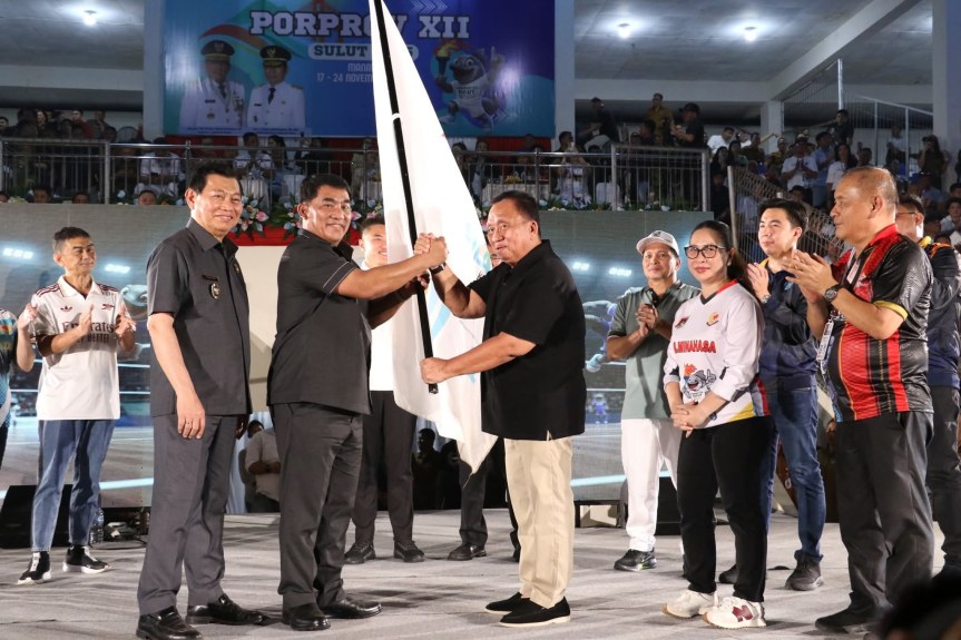 Bupati RD Terima Pataka dari Gubernur YSK sebagai Tuan Rumah PORPROV XIII&nbsp;2027