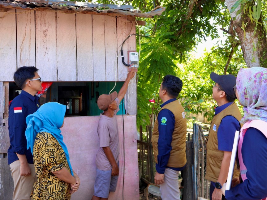 Terangi Negeri, Hidupkan Harapan: PLN UID Suluttenggo Sambung Listrik Gratis bagi 165 Keluarga di Hari Listrik Nasional&nbsp;ke-80