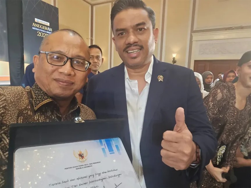 Oleh Menteri UMKM, Bank SulutGo Terima Anugerah Mitra Usaha Ekonomi&nbsp;2025