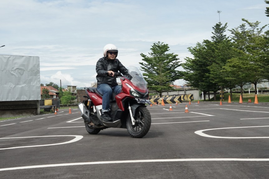 Macet Panjang Jadi Menu Harian, Ini Tips Simple Riding Agar Tetap&nbsp;Nyaman